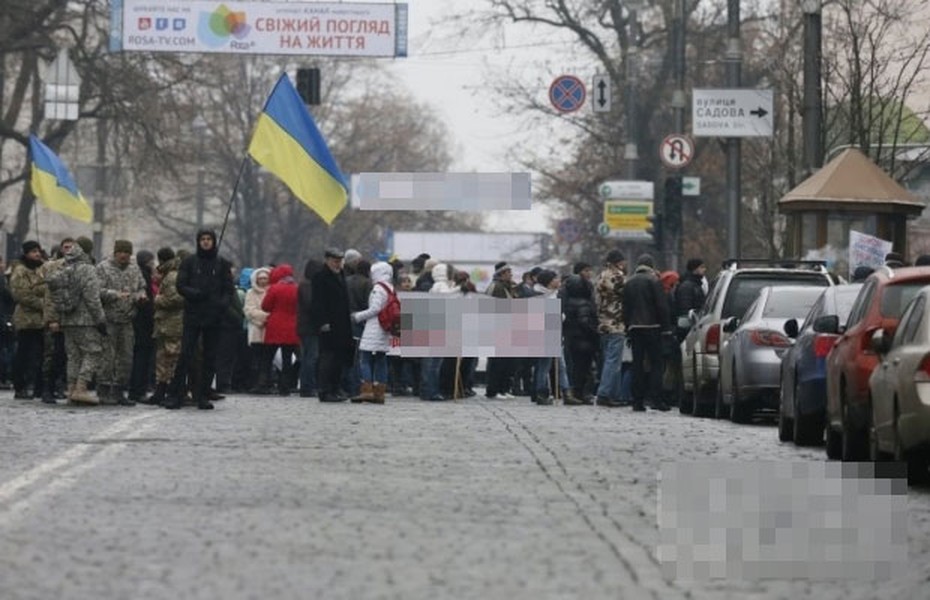 Theo đó, mấy ngày qua, nhóm các nhà đầu tư và người sử dụng tín dụng ở Ukraine đã tổ chức biểu tình ở bên ngoài Tòa nhà Quốc hội. Trong ảnh, đoàn người biểu tình băng qua con phố đối diện tòa nhà trên.